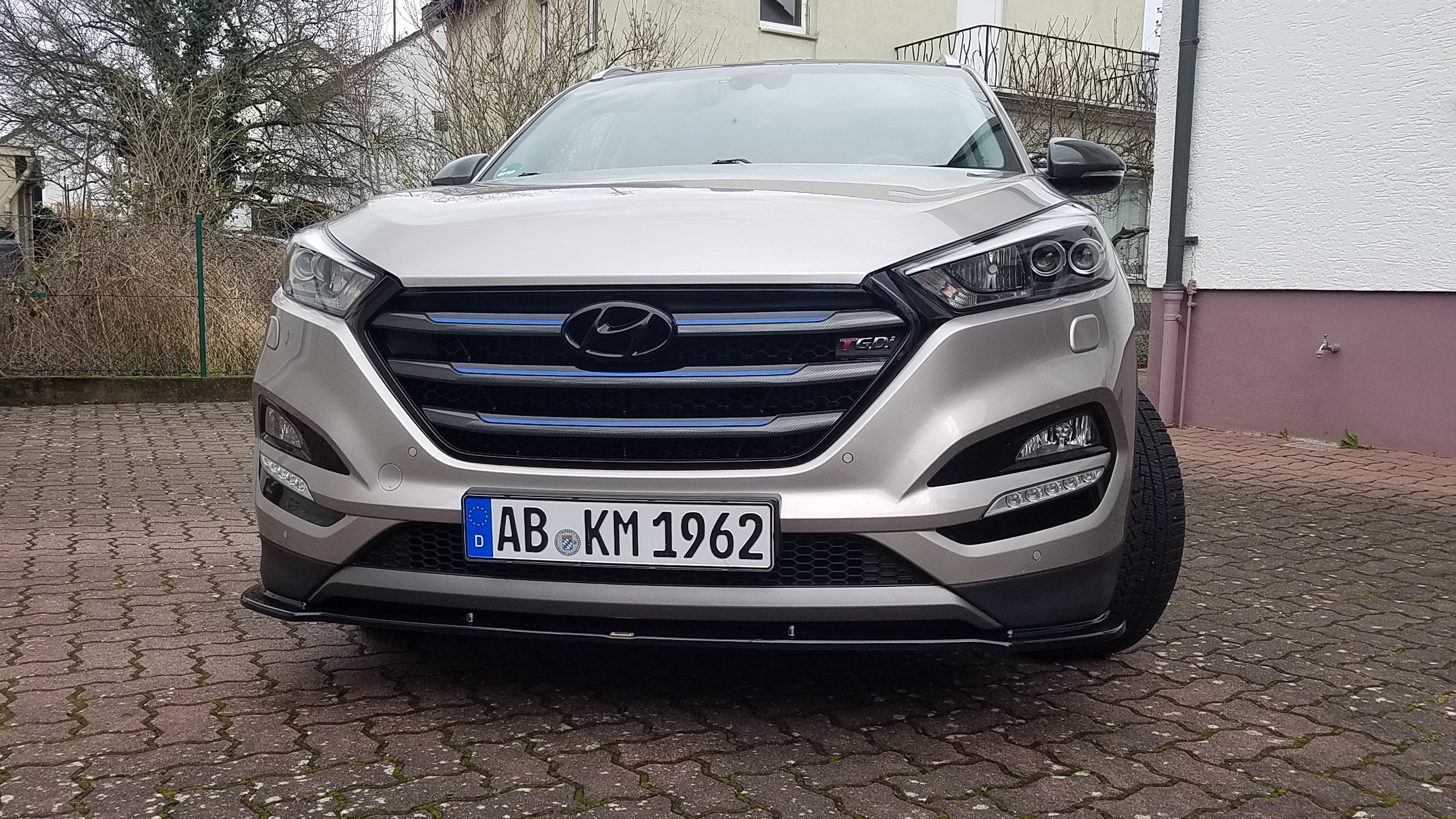 Frontgrill geändert ( lackiert und mit Carbonfolie beklebt )